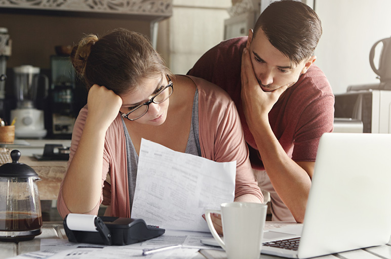 זוג מסתכל על ניירות וחשבונות